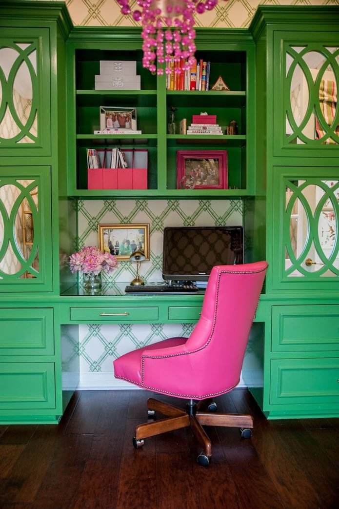 Muebles rosas en el interior