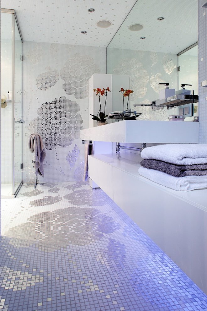 Composición de mosaico en el baño