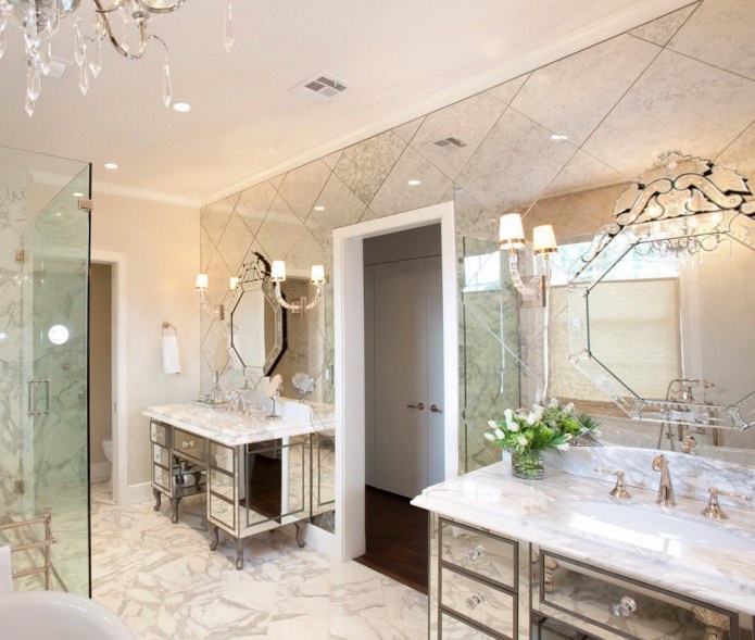 Azulejos de espejo en el interior del baño