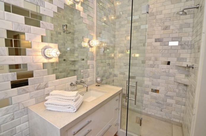 Azulejos de espejo en el interior del baño