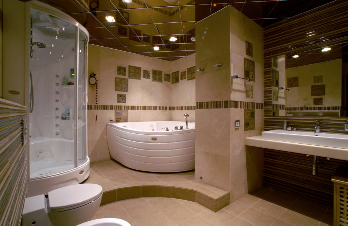 techo de espejo en el interior del baño