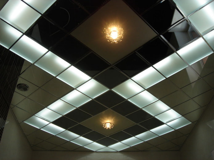 estructura de techo con espejo y retroiluminación