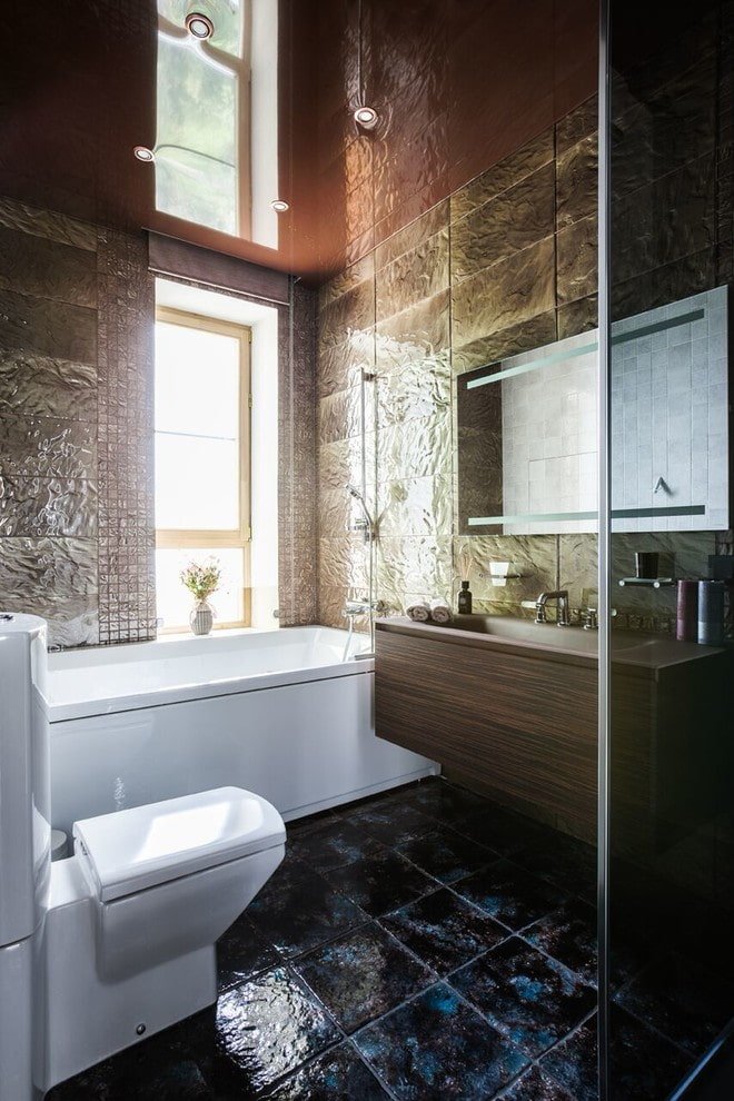 Techo con efecto espejo en el baño