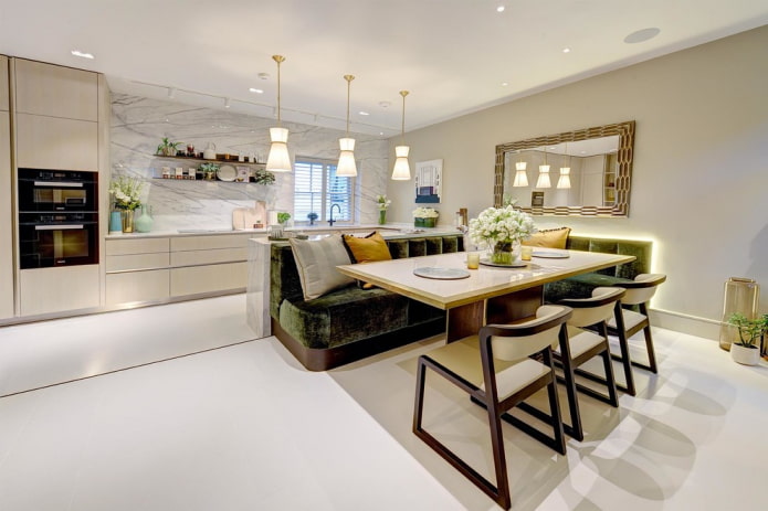 Espejo sobre la mesa del comedor en el interior de la cocina