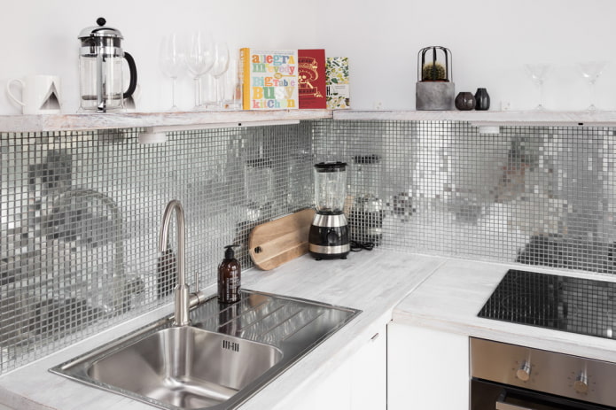 Mosaico de espejo en el interior de la cocina
