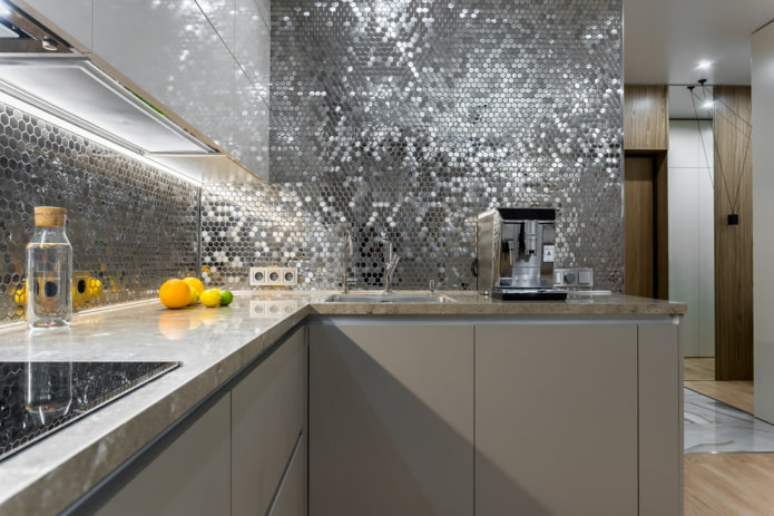 Mosaico de espejo en el interior de la cocina