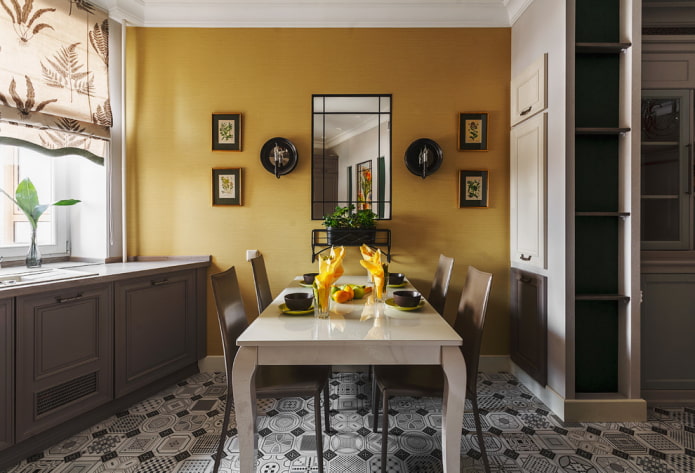 espejo sobre la mesa del comedor