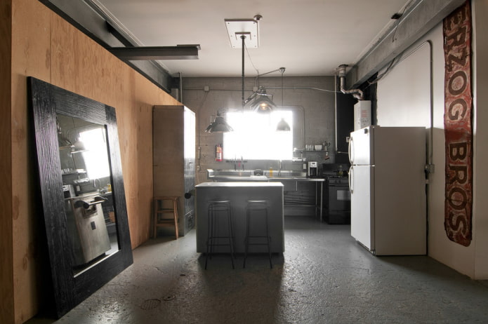 Espejo en el interior de la cocina de estilo loft
