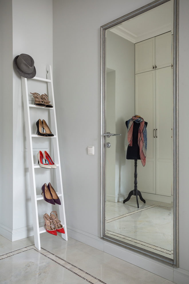 Puerta con espejo en el interior 