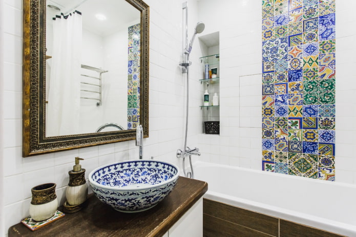 Espejo con marco baguette en el interior del baño