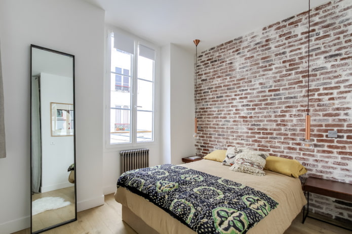 Espejo en el dormitorio estilo loft