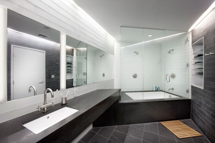 espejo en el baño de estilo minimalista