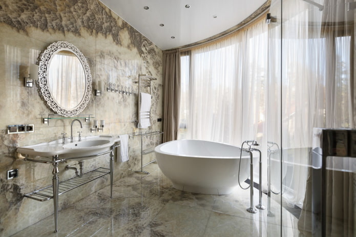 modelo de espejo colgante en el interior del baño