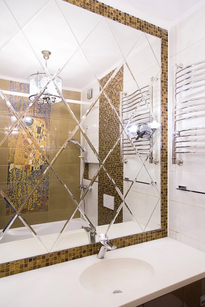 Espejo con grabado de diamantes en el interior