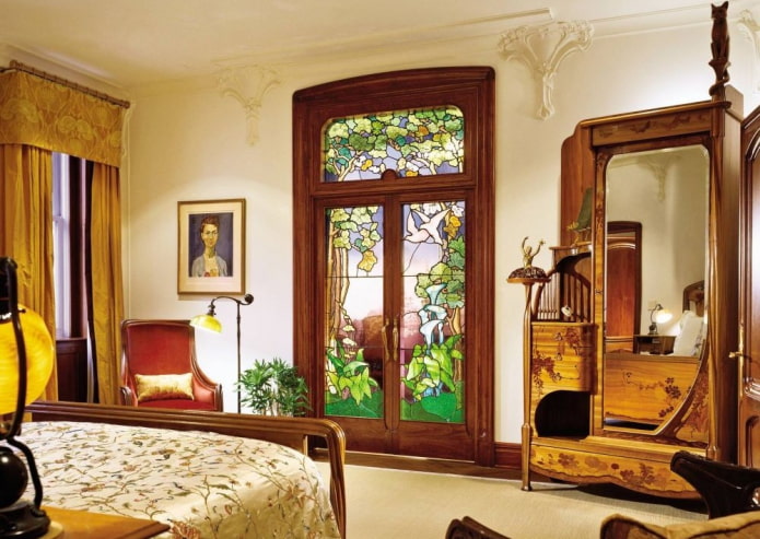 Espejo en el dormitorio de estilo moderno