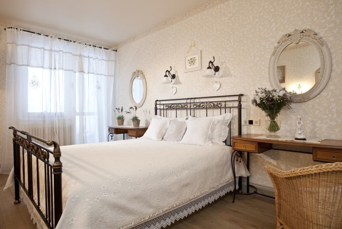 Espejos en el dormitorio de estilo provenzal