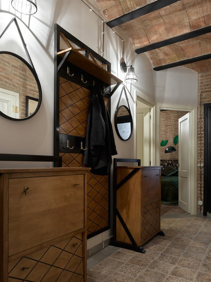 Espejos en el interior del pasillo en el estilo loft