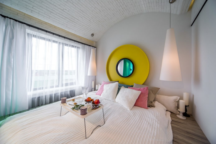 Espejo sobre la cama en el interior del dormitorio