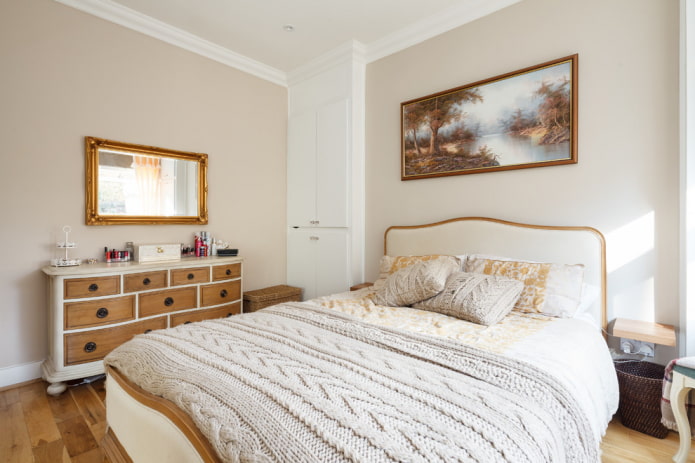 Espejo en el interior de un dormitorio de estilo clásico