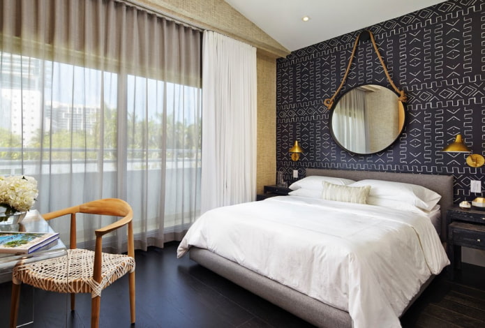 Espejo sobre la cama en el interior del dormitorio