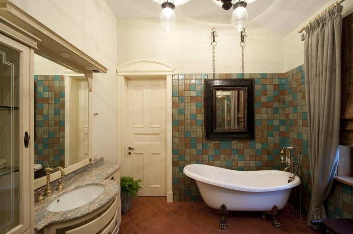 espejo colgante en el interior del baño