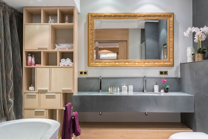 espejo enmarcado en el interior del baño