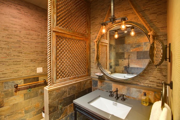 lámpara sobre espejo en el interior del baño