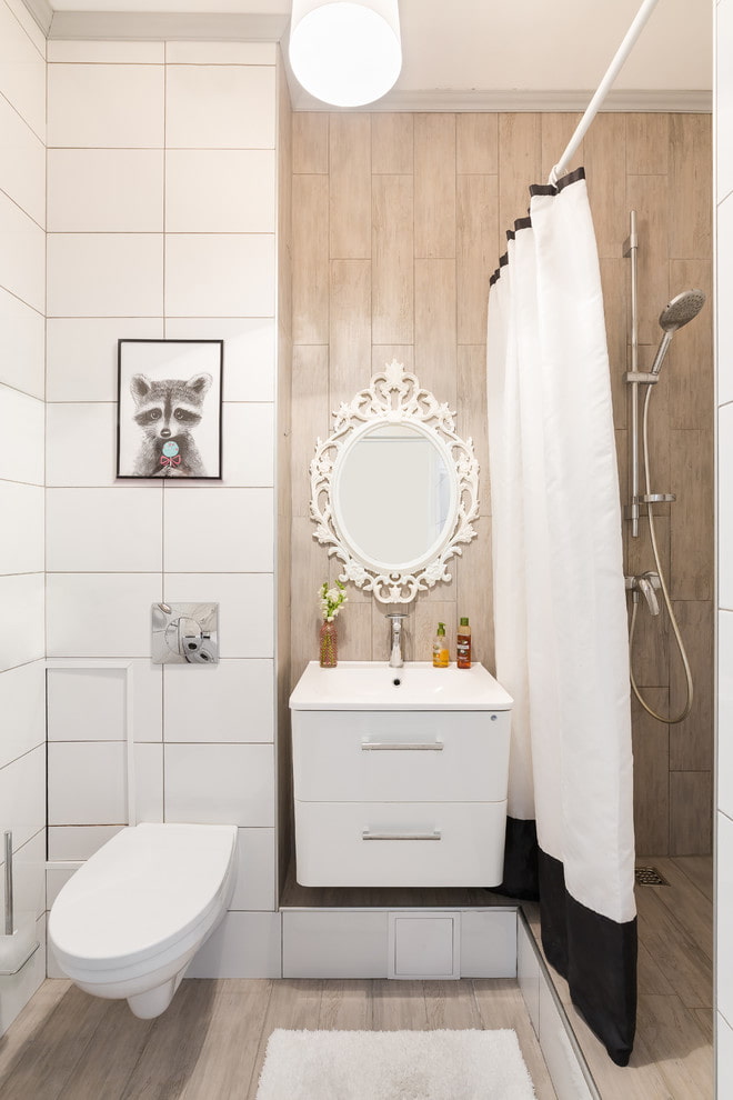 Espejo sobre el lavabo en el interior del baño