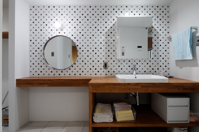 dos espejos en la pared del baño