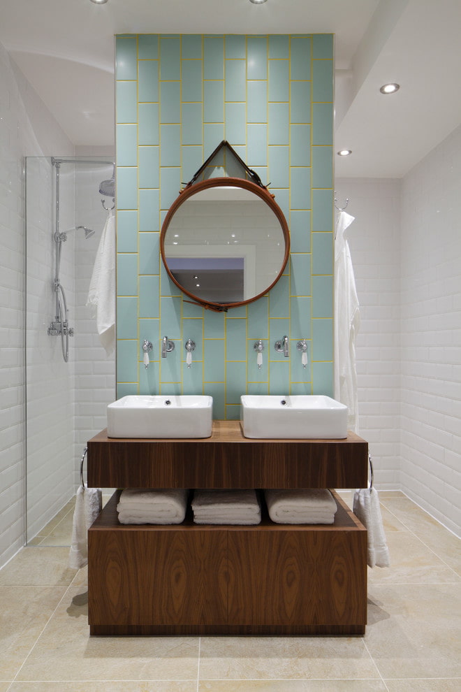 Espejo sobre los lavabos en el interior del baño