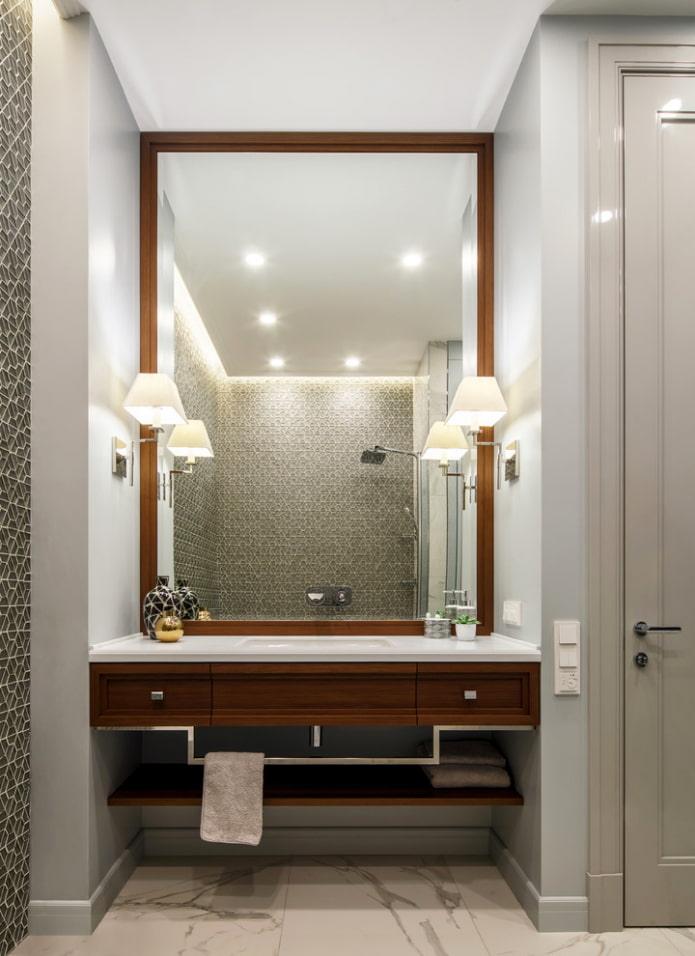 espejo con aplique en el interior del baño