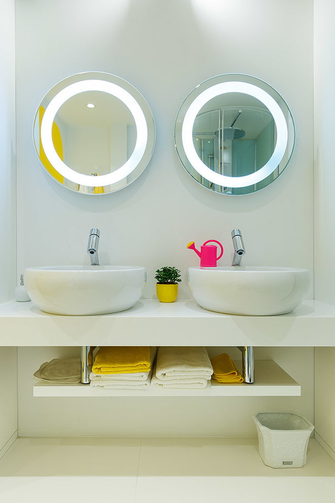 Espejos con iluminación interior en el baño