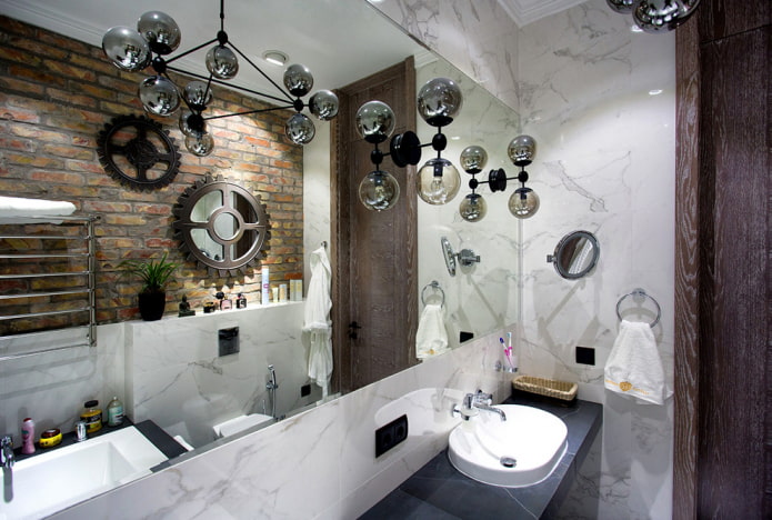 Espejo en el interior del baño estilo loft