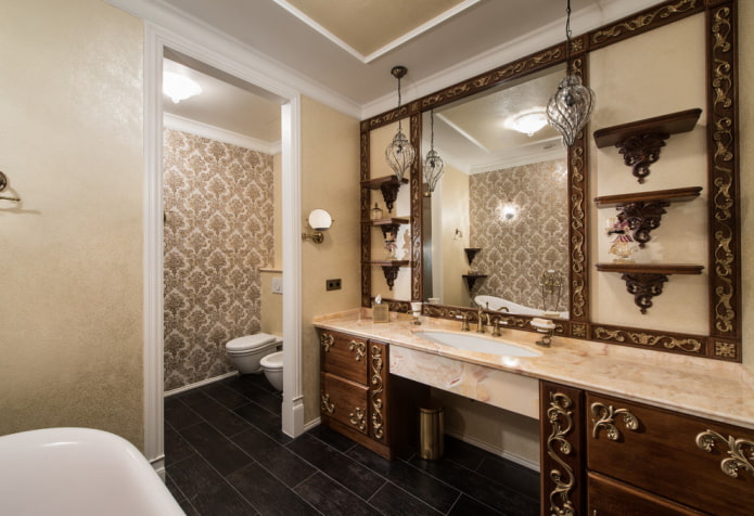 Espejo en el interior del baño de estilo clásico