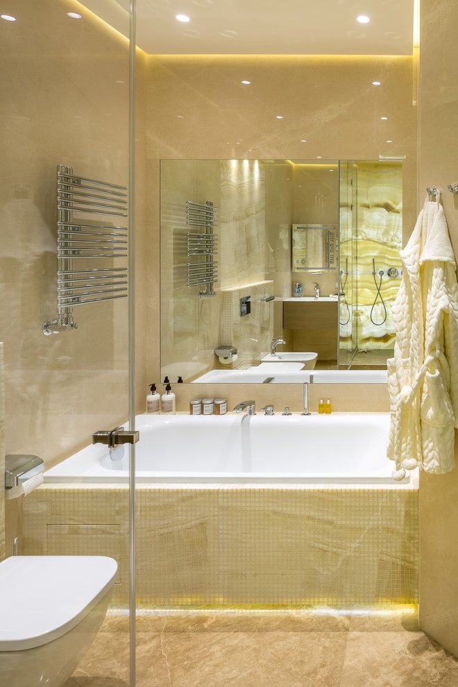 Espejo sobre la bañera en el interior del baño