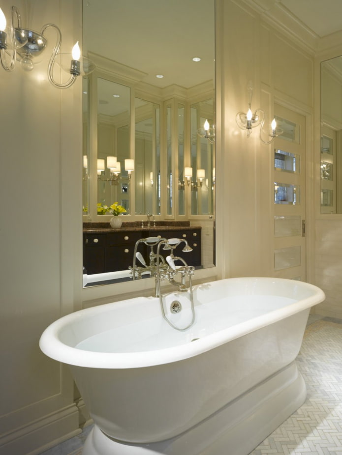 Espejo sobre la bañera en el interior del baño