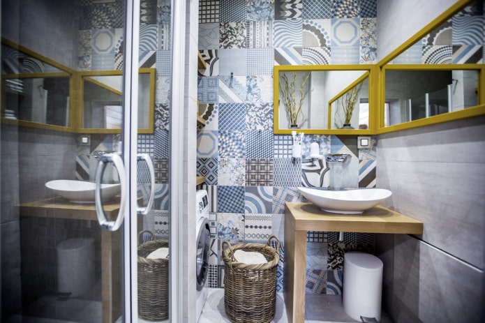 espejo de esquina en el interior del baño