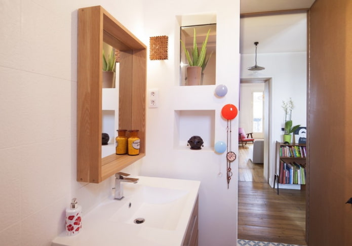 espejo con estante en el interior del baño