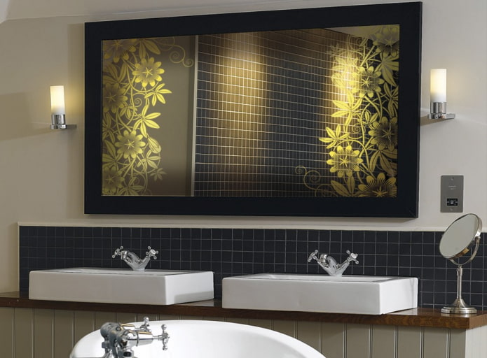 Espejo con impresión fotográfica en el interior del baño