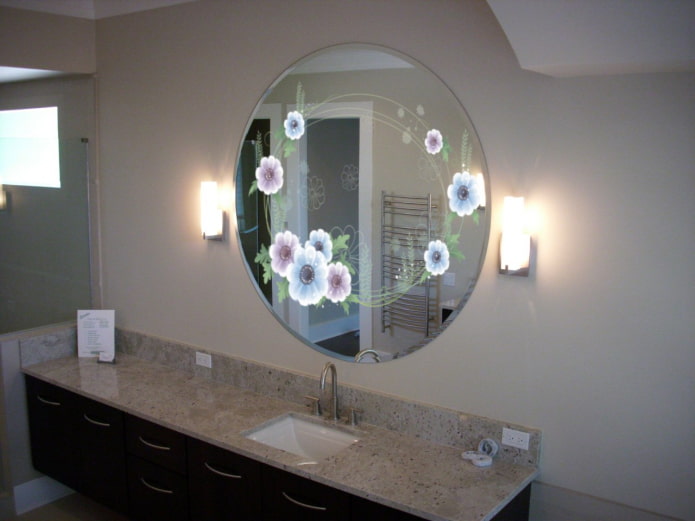 Espejo con impresión fotográfica en el interior del baño