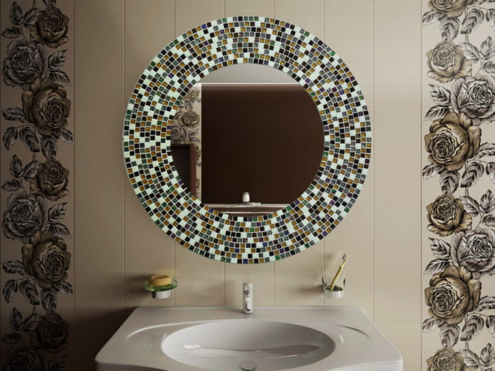 Espejo con mosaico en el interior del baño