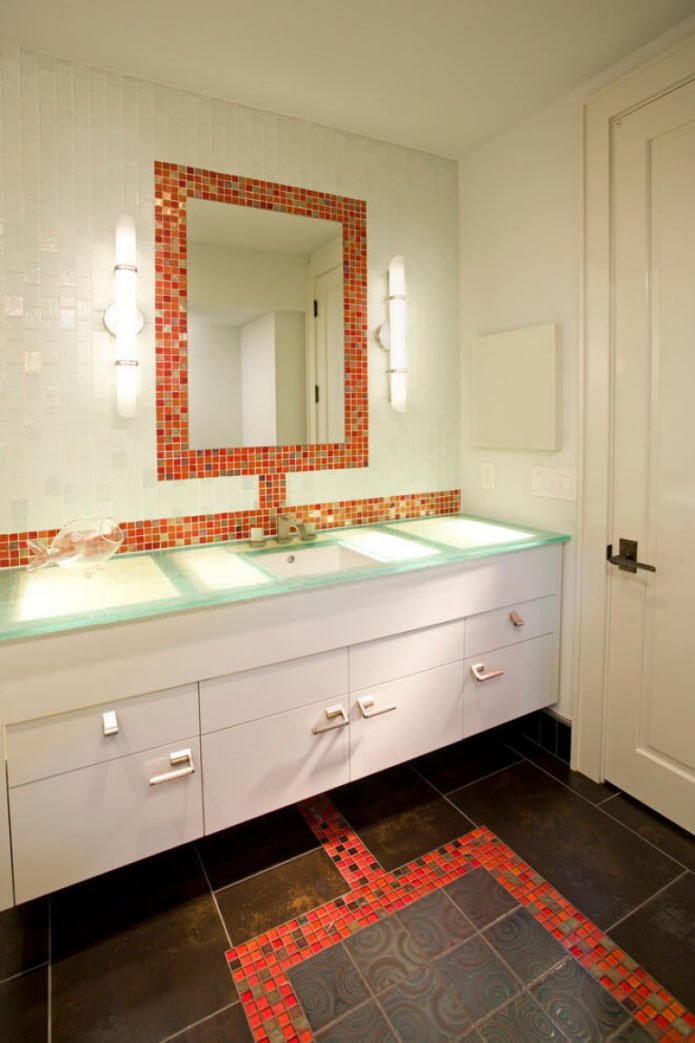 Espejo con mosaico en el interior del baño