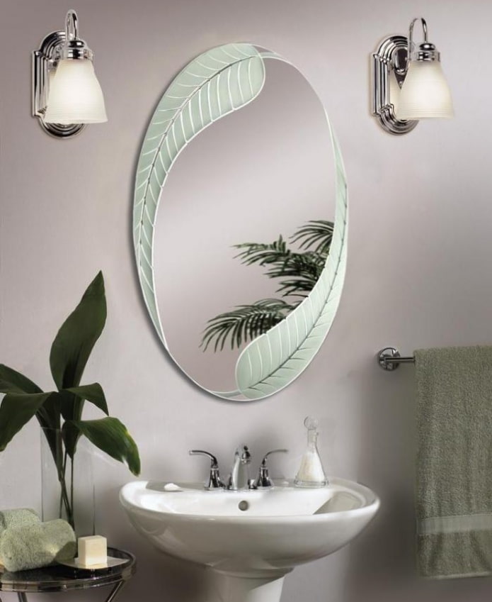 espejo con diseño arenado en el interior del baño