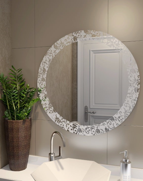 espejo con diseño arenado en el interior del baño