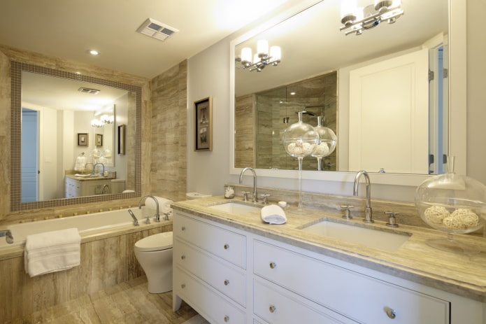 Espejo sobre la bañera en el interior del baño