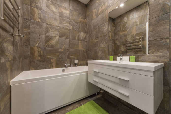 Espejo cuadrado en el interior del baño