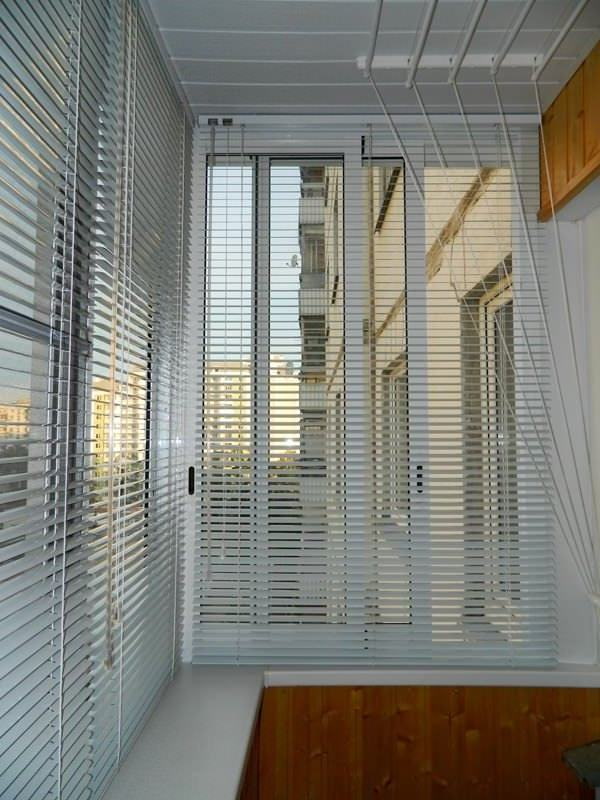 persianas horizontales en ventanas correderas para logias