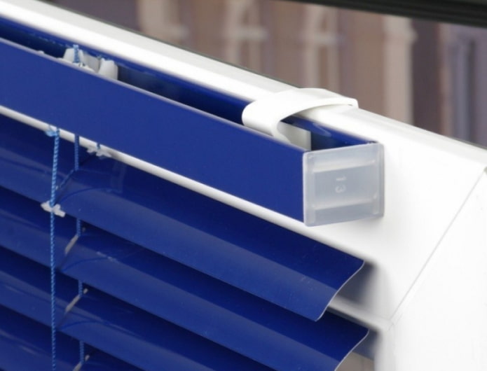 persianas azules con soportes plegables