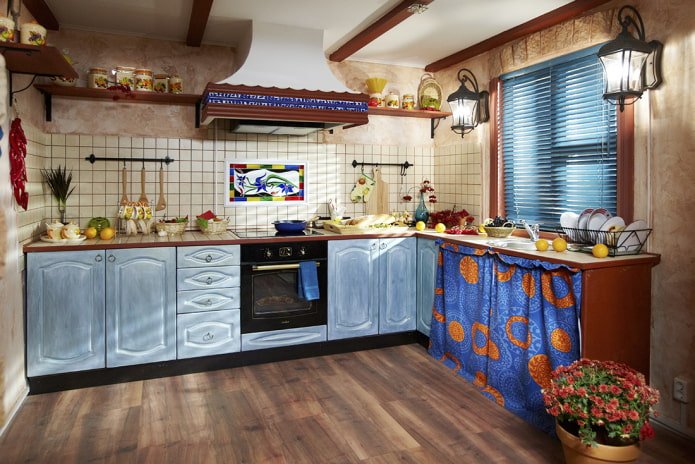 Persianas en una cocina rústica