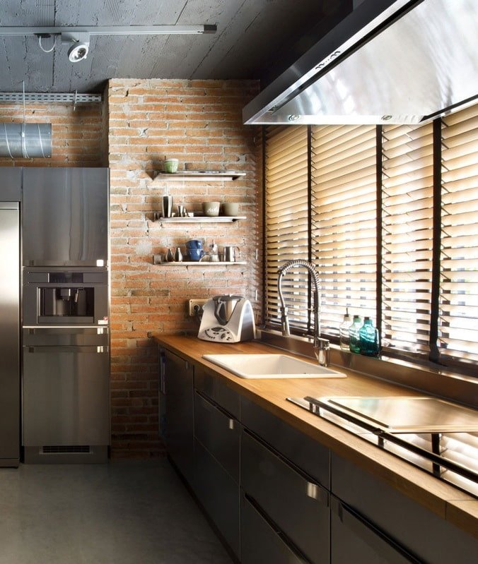 Persianas horizontales en la cocina cerca de la ventana